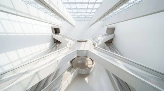Concept visuel représentant l'architecture d'information d'un site web avec des chemins de navigation optimisés