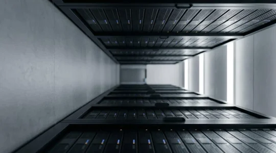 Infrastructure de serveur dédié moderne pour applications métier critiques